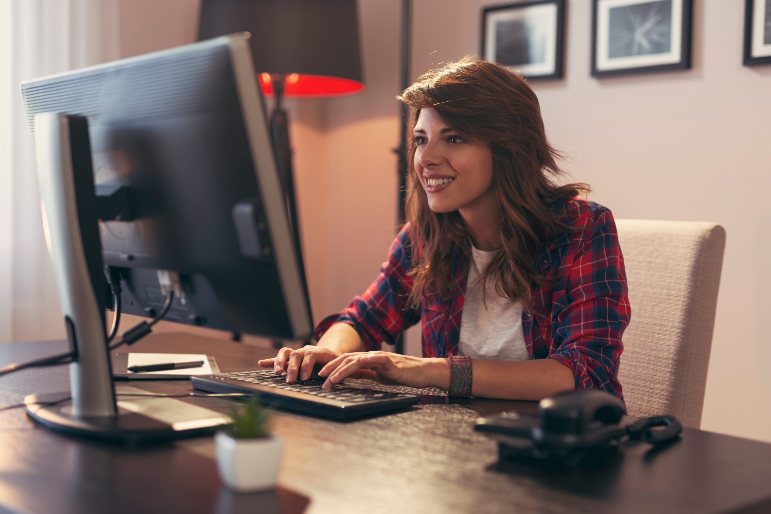 Rédacteur web SEO indépendant travaillant sur un ordinateur avec des contenus optimisés pour le référencement